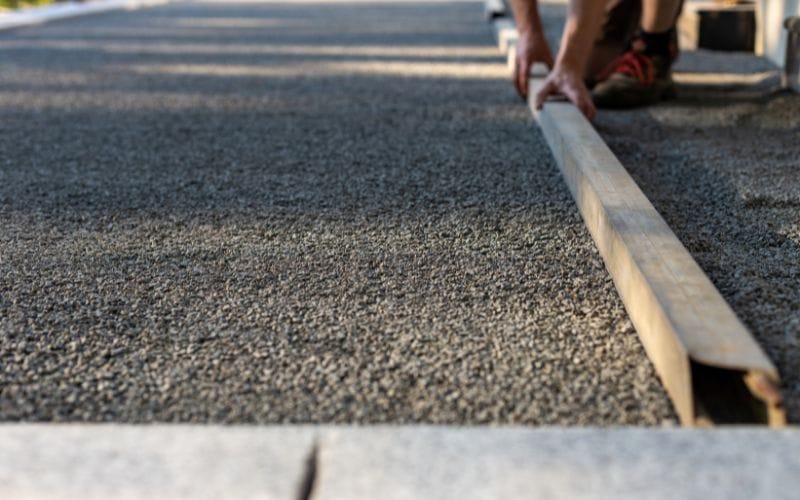 découvrez tout sur la terrasse en résine : ses avantages en durabilité, les méthodes de pose, les conseils d'entretien et les prix pour bien choisir votre revêtement extérieur.