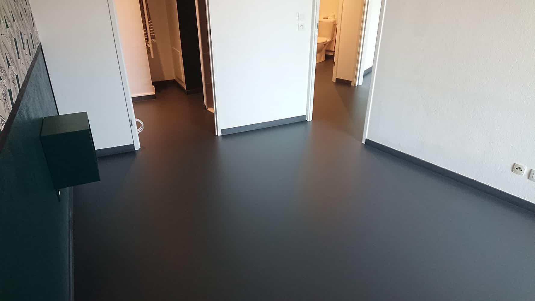 découvrez tout sur la terrasse en résine : sa durée de vie, les étapes de pose, les conseils d'entretien et les prix pour concrétiser votre projet.