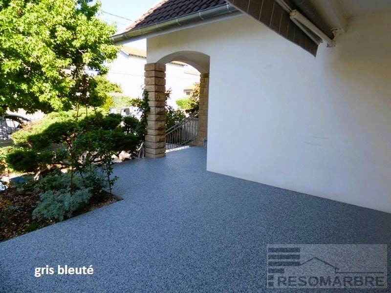 découvrez tout sur la terrasse en résine : sa durée de vie, les étapes de pose, les conseils d'entretien et les prix pour un projet réussi.