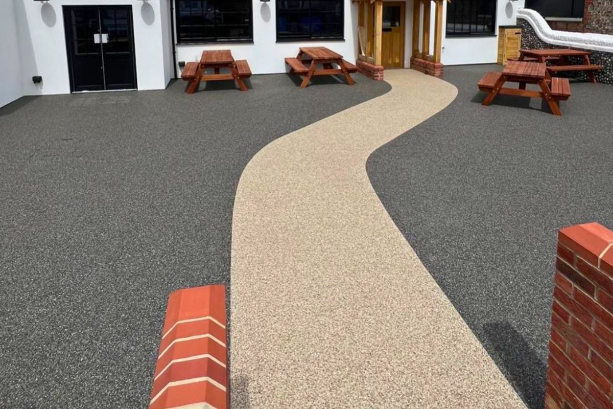 découvrez tout sur la terrasse en résine : durée de vie, conseils de pose, entretien facile et estimation des prix pour un extérieur moderne et durable.