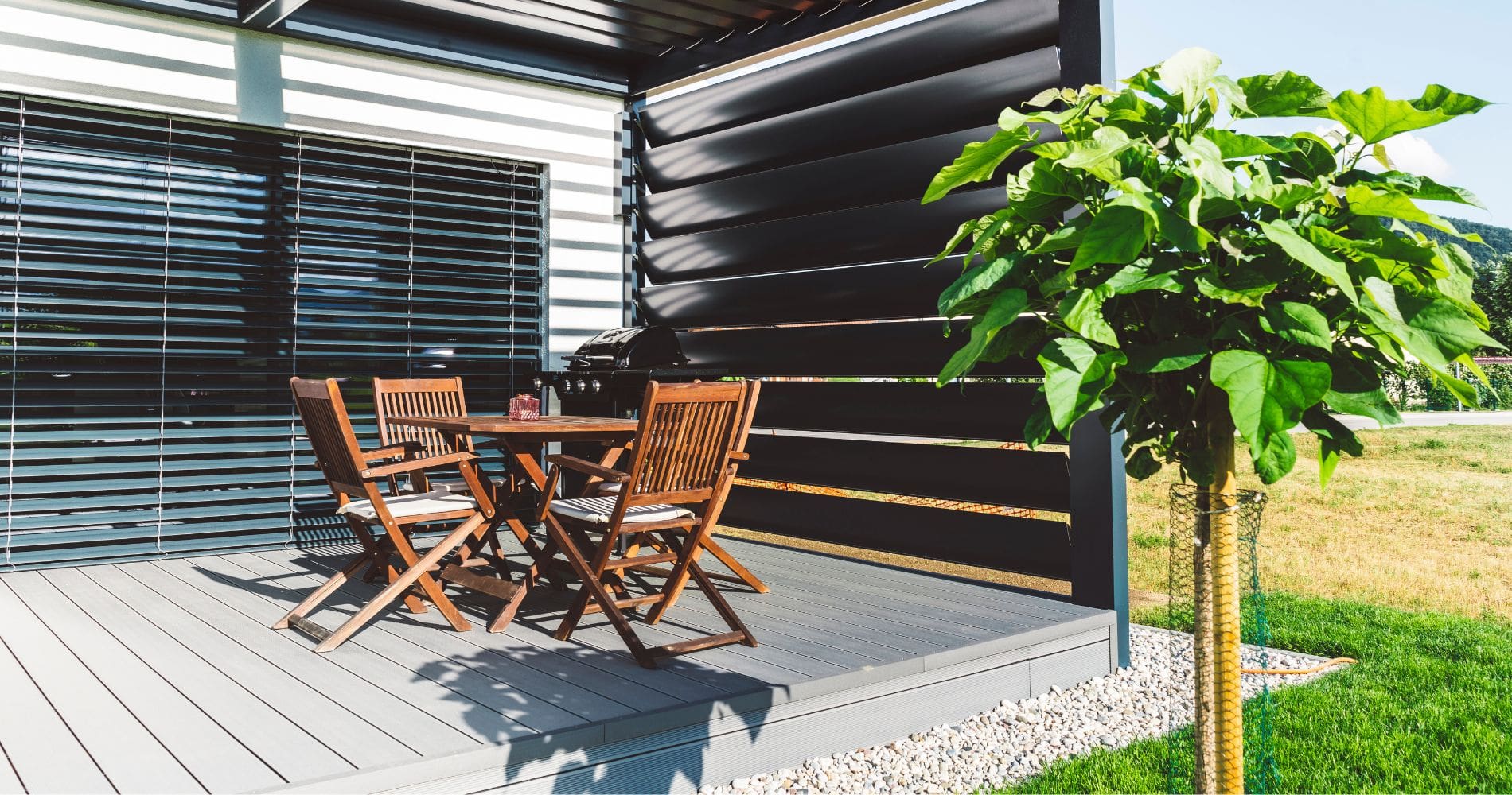 découvrez tout ce qu'il faut savoir sur la terrasse en résine : sa durée de vie, les étapes de pose, l'entretien nécessaire et les prix pour bien choisir votre revêtement extérieur.