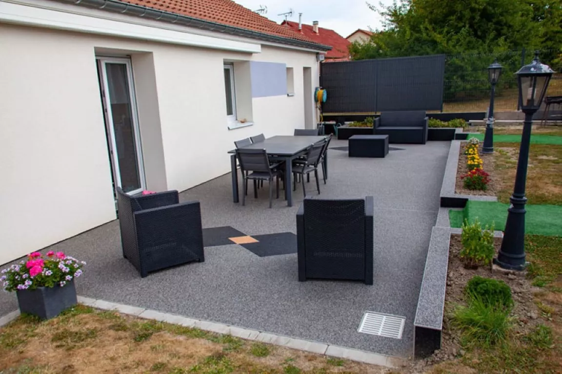 découvrez tout sur la terrasse en résine : durée de vie, étapes de pose, conseils d'entretien et informations sur les prix pour réussir votre projet.