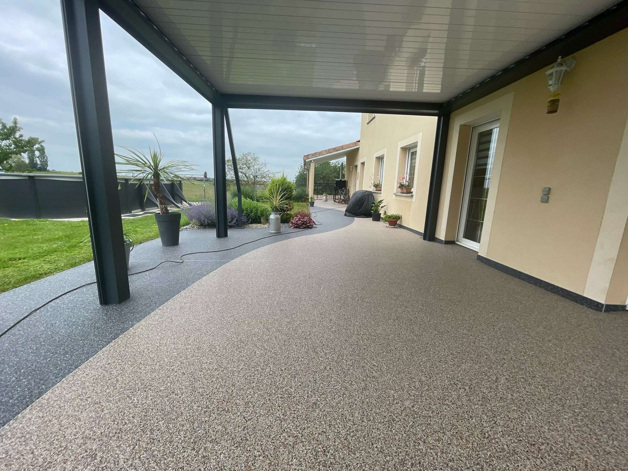 découvrez notre guide complet sur la terrasse en résine pour sublimer votre extérieur avec style et durabilité. conseils, astuces et idées pour réussir votre projet.