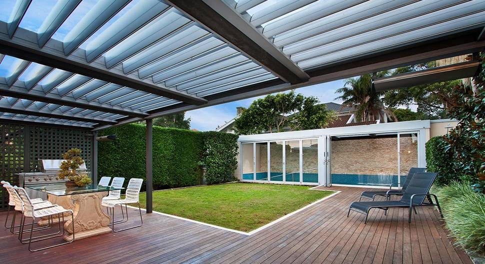 découvrez les avantages, les coûts et les étapes d'installation d'une terrasse sur pilotis pour valoriser votre extérieur en toute sécurité et avec style.