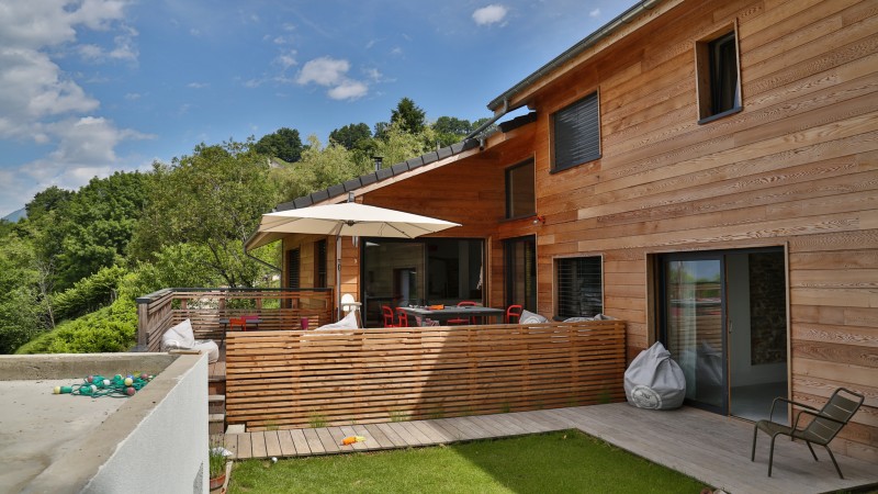 découvrez les avantages d'une terrasse sur pilotis, son coût estimatif et les étapes clés pour une installation réussie.