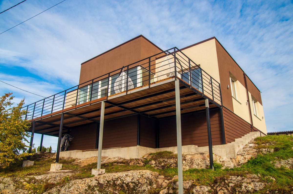 découvrez les avantages, les coûts et les étapes d'installation d'une terrasse sur pilotis pour aménager votre extérieur avec style et praticité.