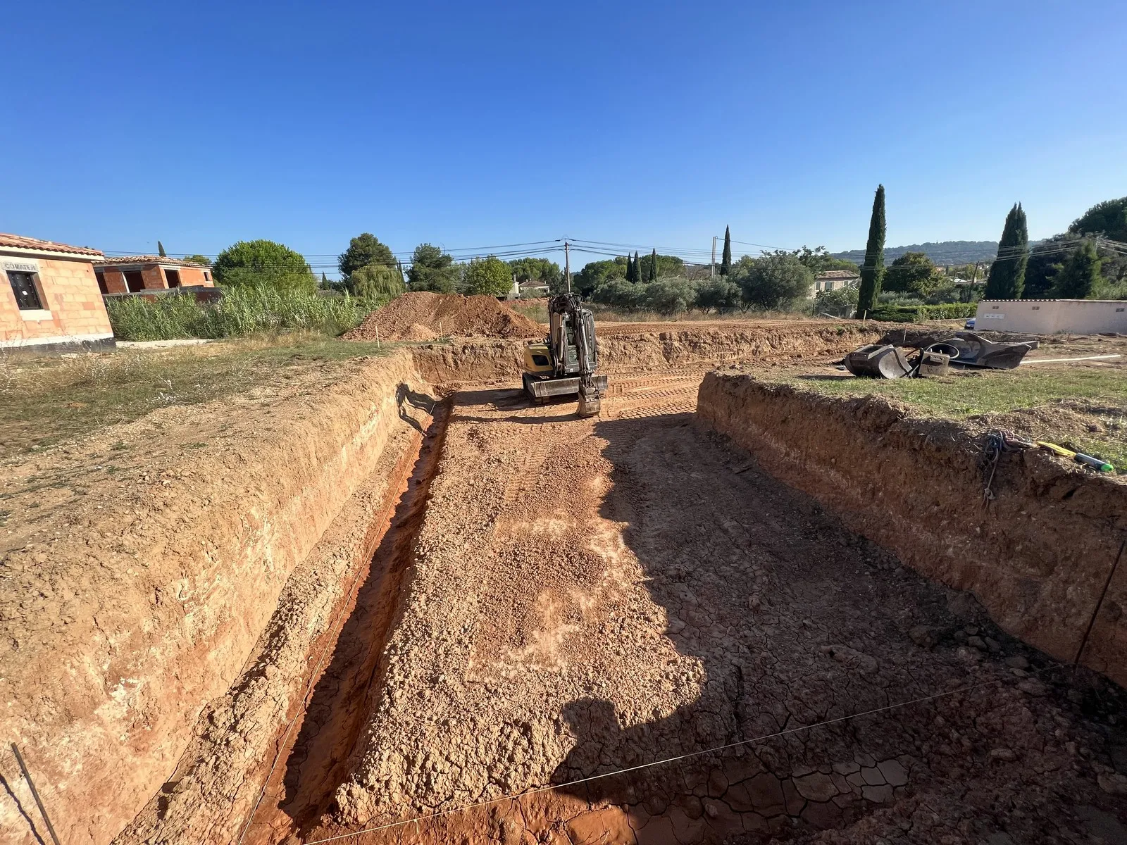 découvrez les bases du terrassement et les coûts associés pour bien préparer vos travaux de construction ou d'aménagement extérieur.