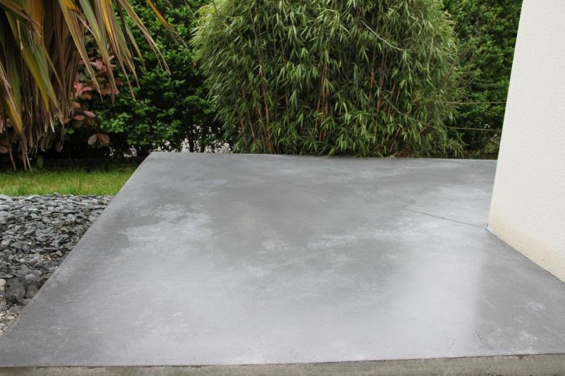découvrez les avantages et inconvénients des terrasses en béton ciré pour choisir la meilleure option pour votre extérieur.