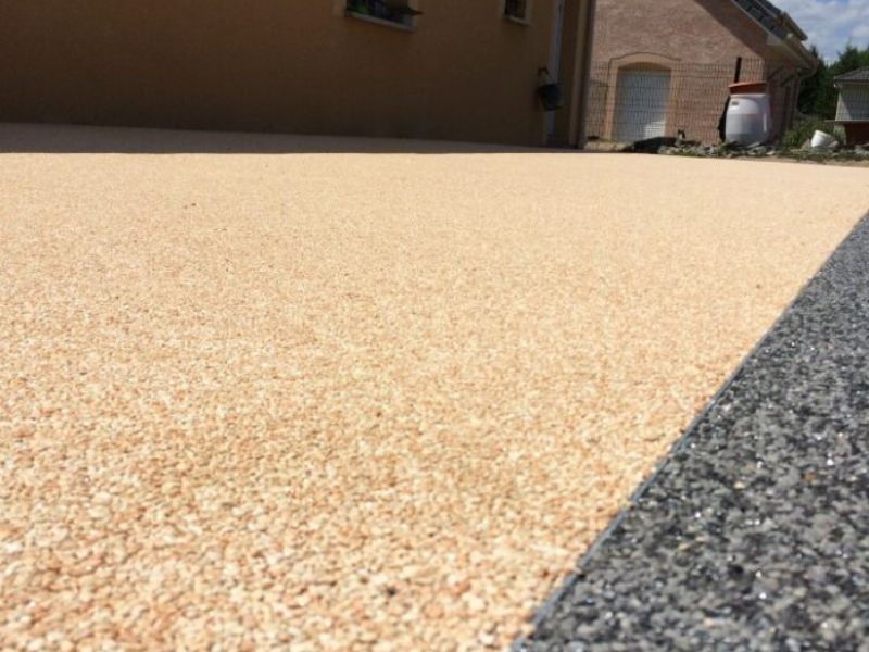 découvrez tout sur les terrasses en résine : durée de vie, installation facile, conseils d'entretien et coûts pour un projet réussi.