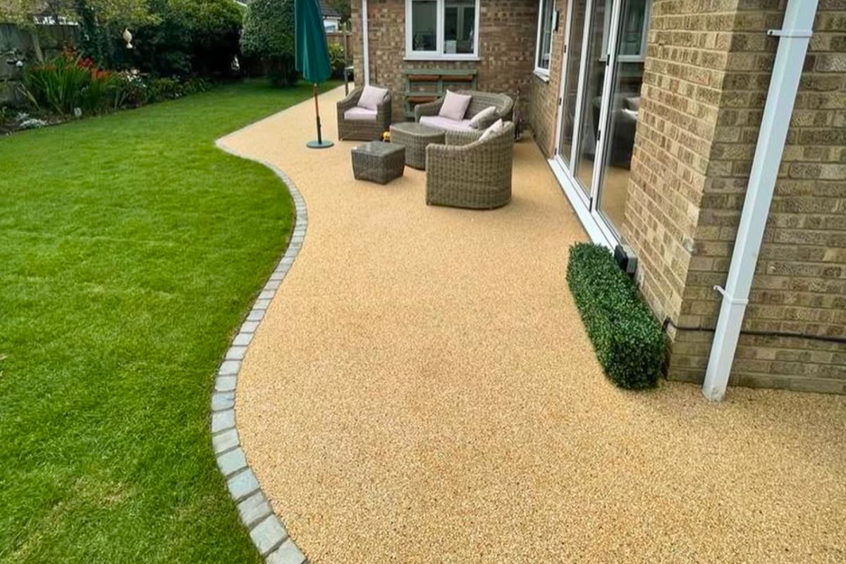 découvrez tout sur les terrasses en résine : leur durée de vie, les étapes d'installation, l'entretien nécessaire et le coût à prévoir pour un extérieur durable et esthétique.