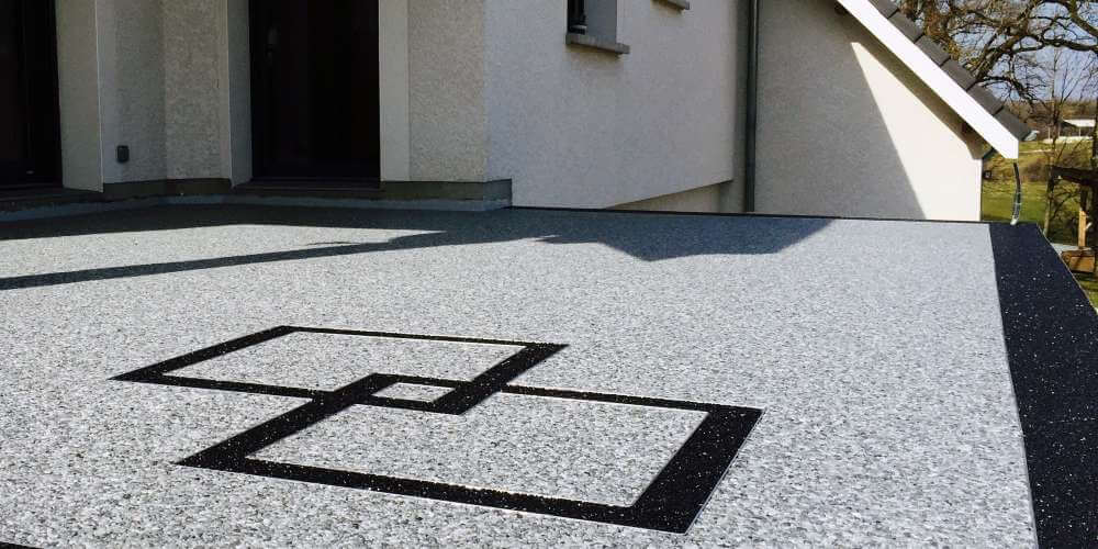 découvrez tout sur les terrasses en résine : durée de vie, techniques de pose, conseils d'entretien et estimations de prix pour bien choisir votre revêtement extérieur.