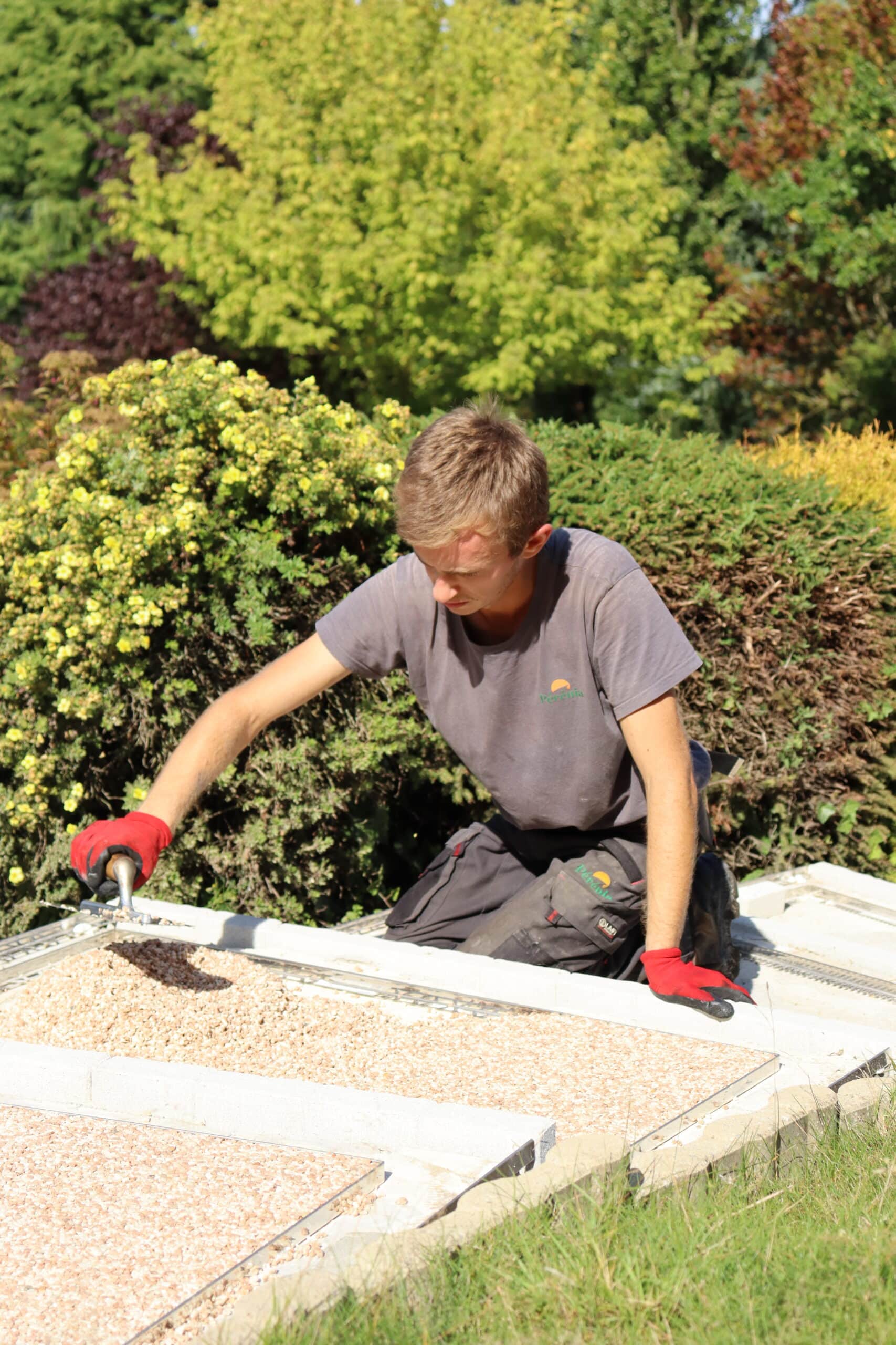 découvrez tout sur les terrasses en résine : leur durée de vie, les étapes de pose, les conseils d'entretien et les prix pour bien choisir votre revêtement extérieur.