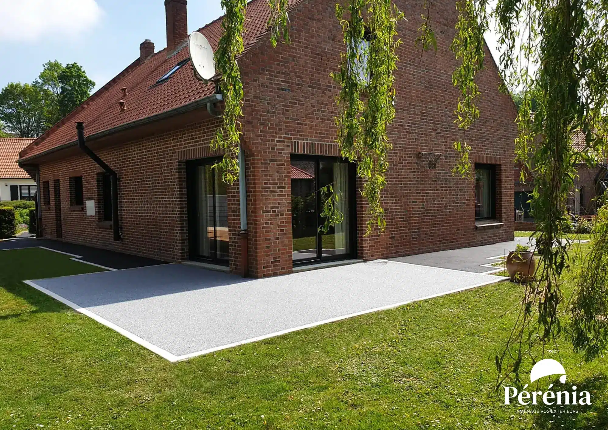 découvrez tout sur les terrasses en résine : durée de vie, conseils pour la pose, astuces d'entretien et estimation des prix pour concrétiser votre projet.