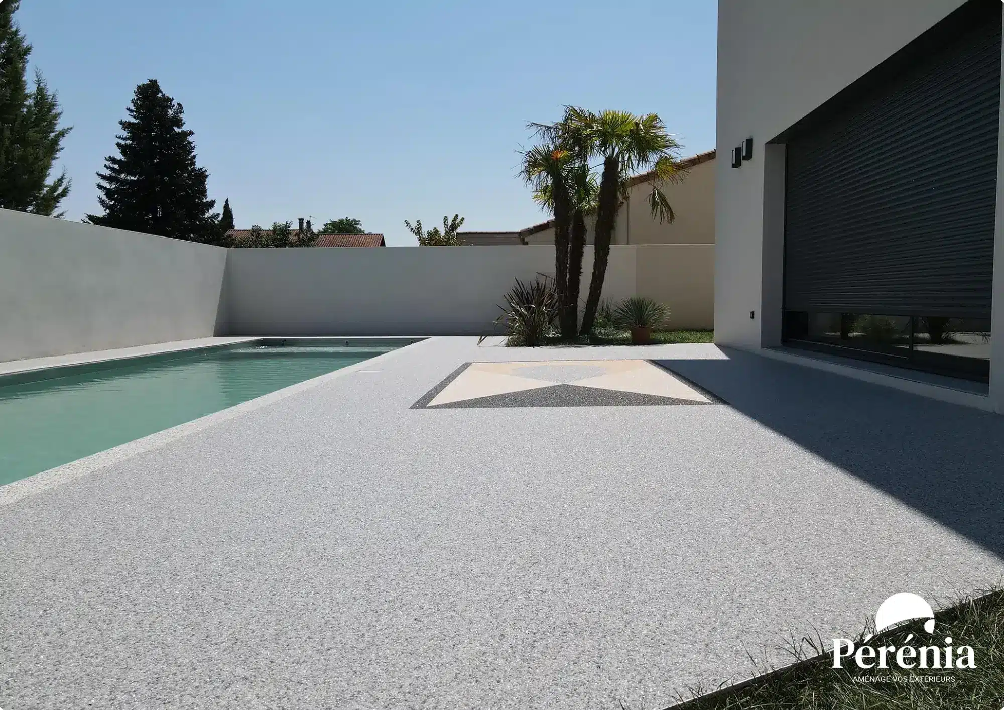 découvrez tout sur les terrasses en résine : leur durabilité, les techniques de pose, les conseils d'entretien et les tarifs pour bien choisir votre projet.