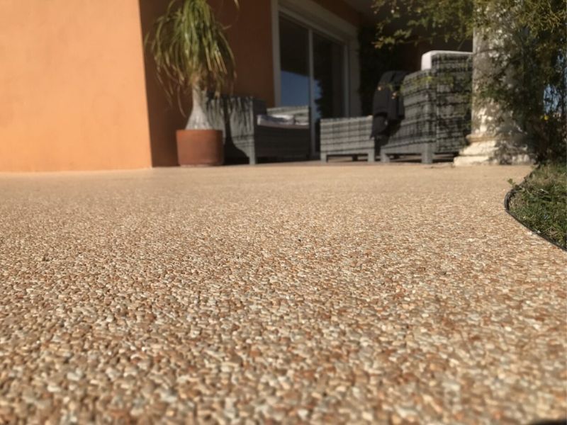 découvrez tout sur les terrasses en résine : leur durabilité, les méthodes de pose, les conseils d'entretien et les prix pour bien choisir votre revêtement extérieur.