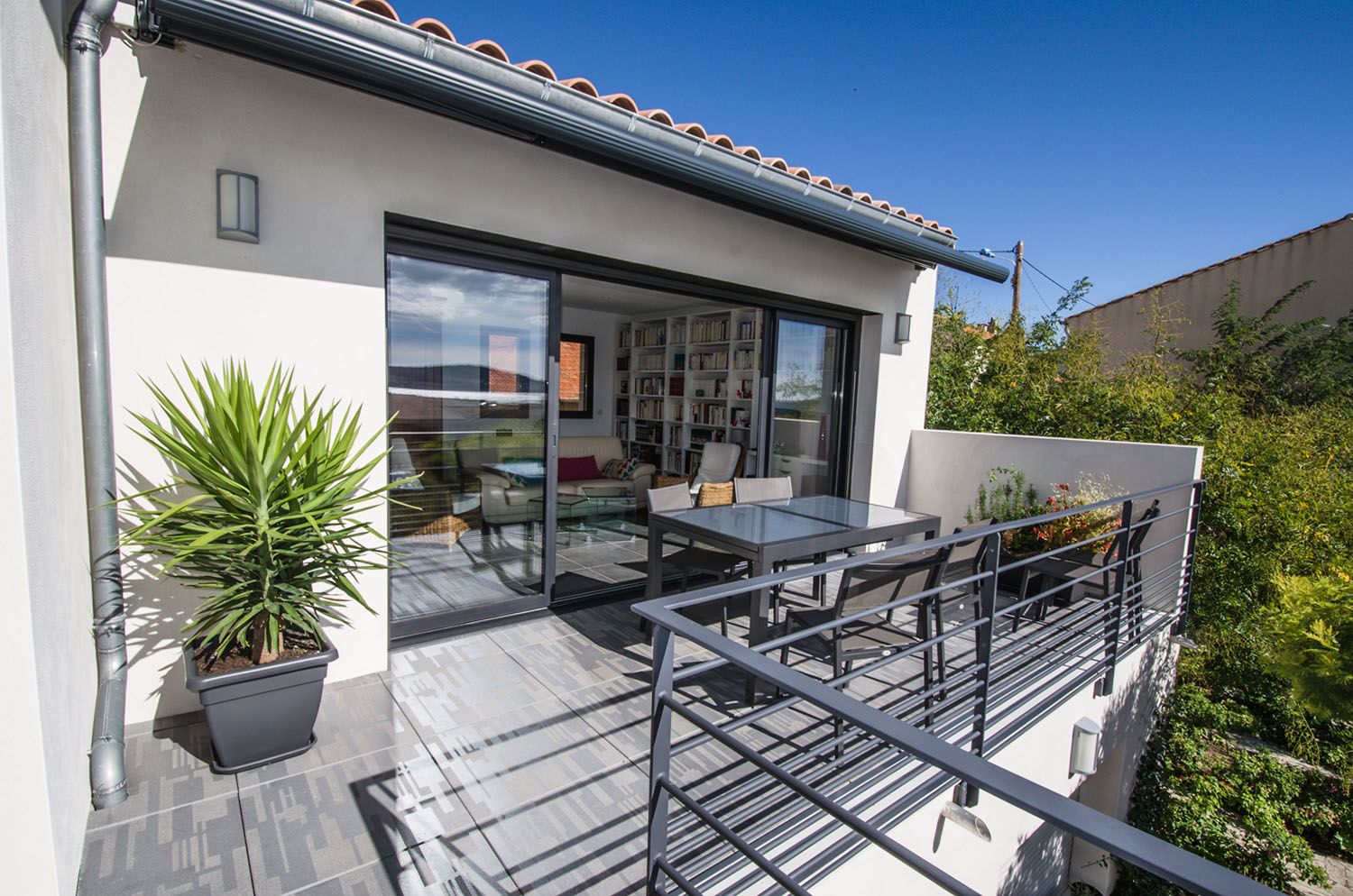 découvrez les avantages d'un toit terrasse, un espace extérieur moderne et convivial pour profiter de la vue et d'un coin détente en toute tranquillité.