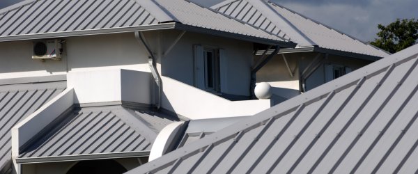 découvrez notre guide essentiel sur la toiture bac acier, ses avantages, son installation et son entretien pour assurer la durabilité et l'esthétique de votre construction.