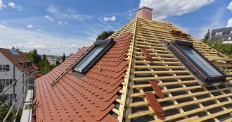 découvrez nos solutions pour la toiture au mètre carré : prix, matériaux et conseils pour une toiture durable et esthétique.