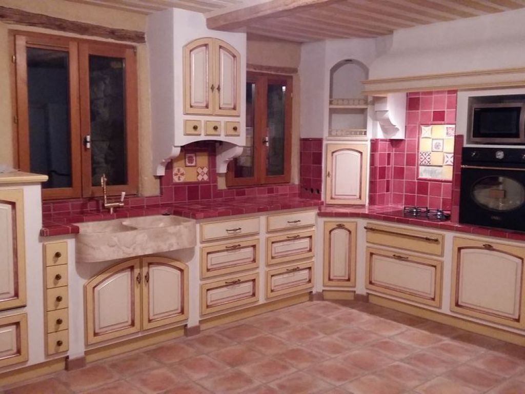 découvrez comment réussir la transformation de votre cuisine en style provençal, alliant charme authentique et fonctionnalité moderne pour un espace chaleureux et convivial.