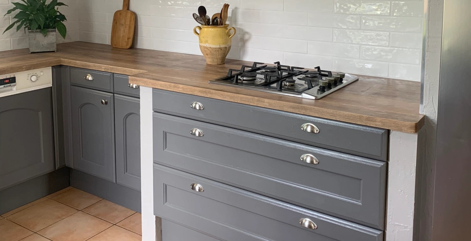 découvrez comment transformer vos meubles de cuisine facilement et à moindre coût grâce à nos astuces et idées pratiques pour un intérieur rénové et moderne.