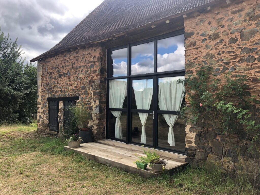 découvrez comment transformer une grange en maison confortable et moderne, alliant charme authentique et confort contemporain grâce à nos conseils et astuces.