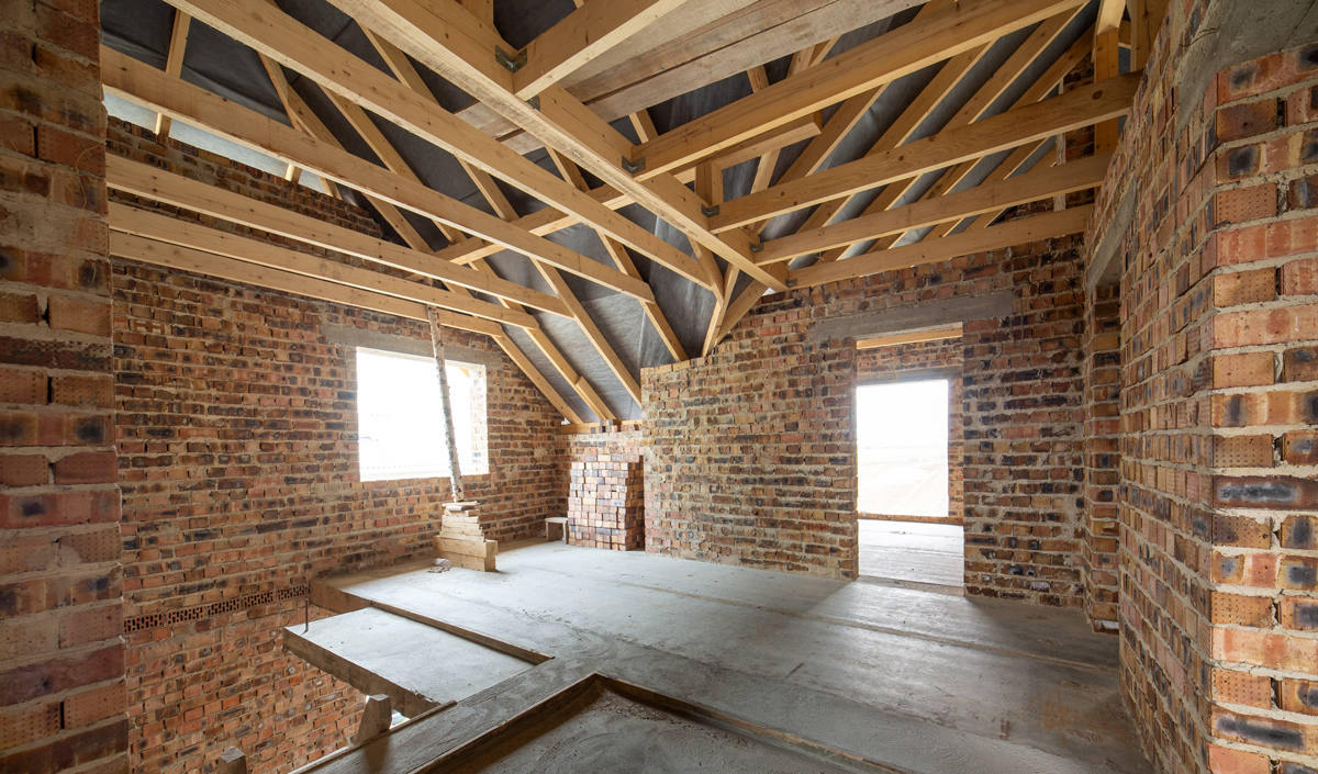 découvrez comment transformer une grange en maison confortable et moderne grâce à nos conseils et astuces de rénovation.