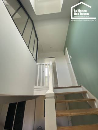 découvrez comment des travaux de rénovation de votre cage d’escalier peuvent valoriser votre intérieur en alliant esthétisme et fonctionnalité.
