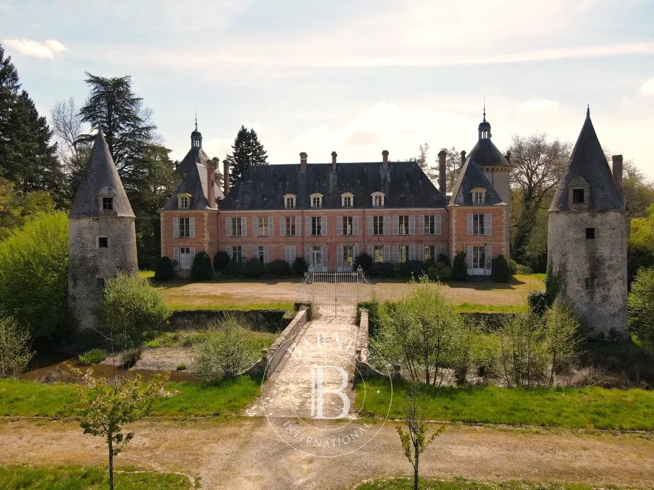 découvrez une opportunité rare : vente d'un château à rénover dans le 15e arrondissement de paris. un projet unique pour créer votre demeure d'exception au cœur de la capitale.