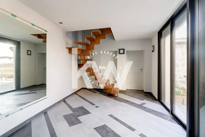 découvrez une opportunité rare à paris 15e : château à rénover offrant un fort potentiel d'aménagement et de personnalisation. idéal pour projet résidentiel ou investissement unique.