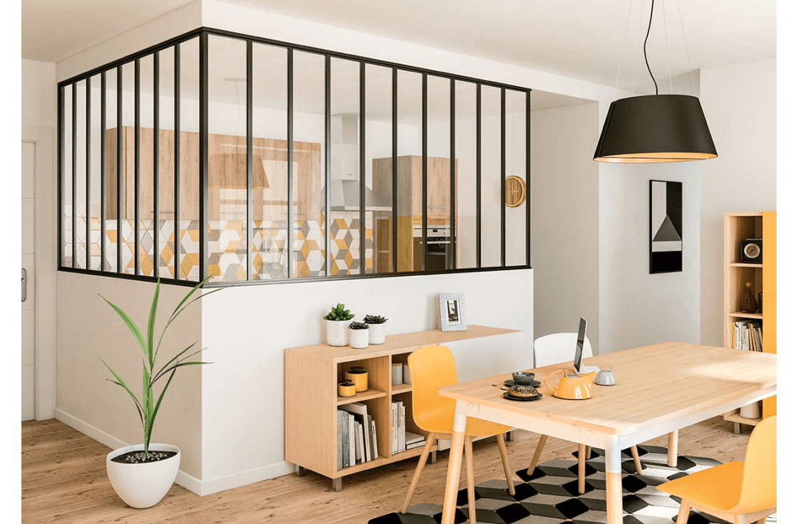 découvrez nos conseils pour choisir et installer une verrière de cuisine, avec un guide complet sur les prix pour trouver la meilleure option adaptée à votre budget.