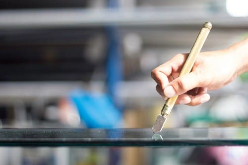 service professionnel de vitrerie dans le 17e arrondissement de paris : réparation, remplacement et installation de vitres et fenêtres avec rapidité et qualité.