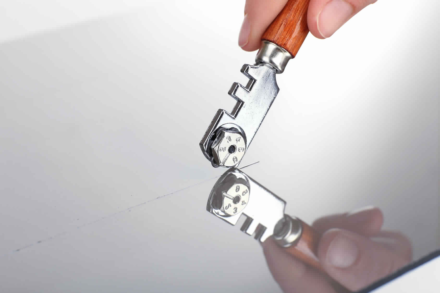 vitrier paris 9 : intervention rapide et efficace pour tous vos besoins en vitrerie. dépannage d'urgence, remplacement de vitres et installation de fenêtres avec des experts à votre service.