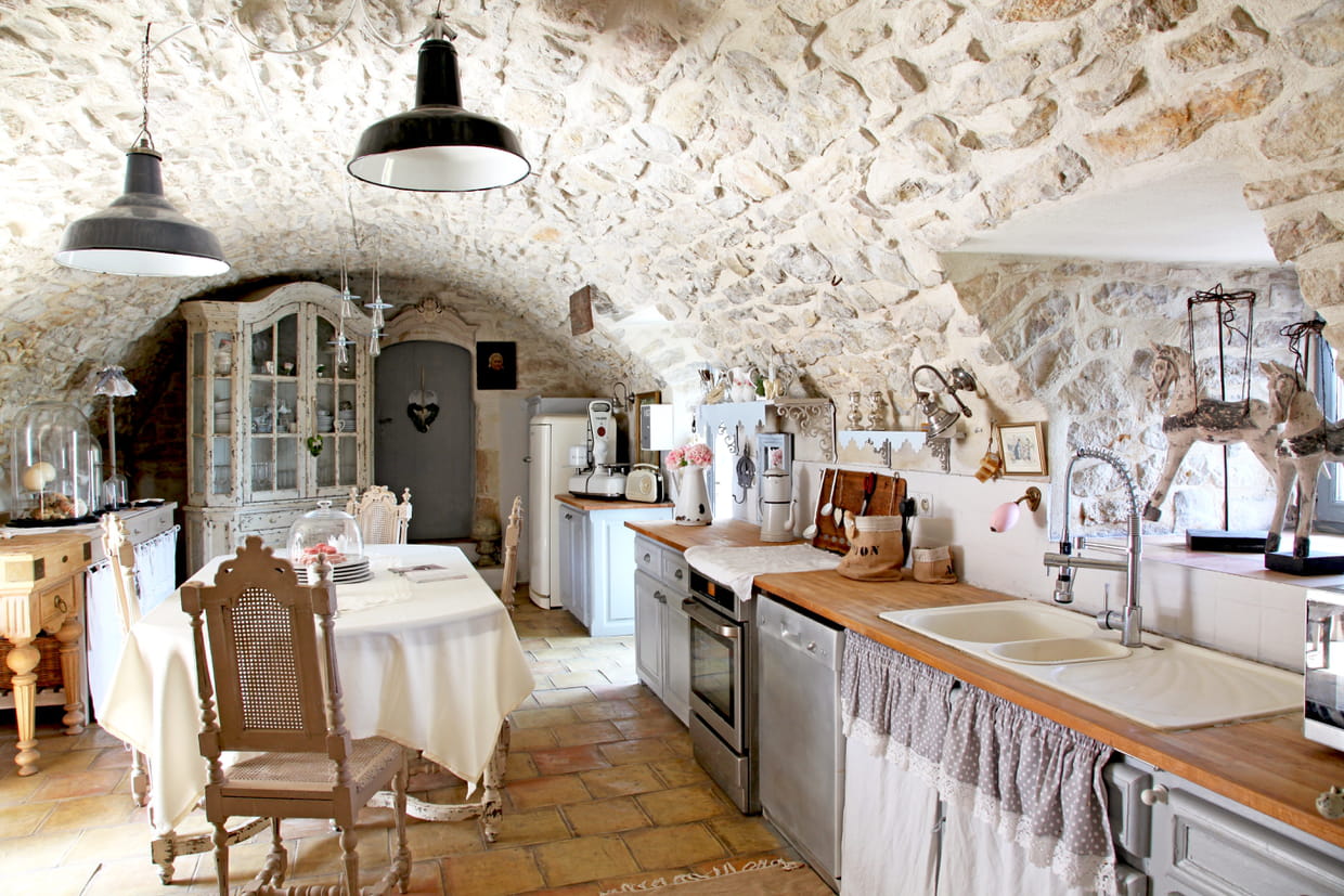 découvrez comment adopter une cuisine ancienne authentique pour un intérieur chaleureux et plein de charme. conseils, styles et inspirations pour une déco vintage réussie.