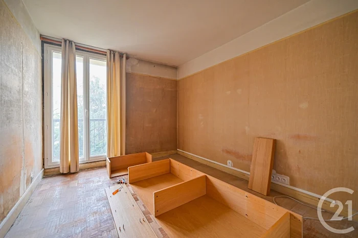 découvrez cet appartement à rénover situé dans le 16ème arrondissement de paris. idéal pour un projet d'investissement ou de résidence, profitez d'un emplacement privilégié et du charme parisien.