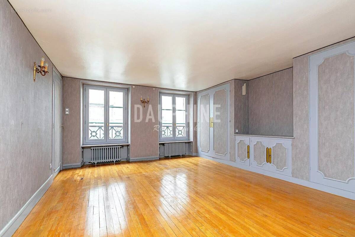 découvrez un appartement à rénover situé dans le quartier prisé du 5ème arrondissement de paris. opportunité unique pour créer votre espace de vie idéal au cœur de la capitale.
