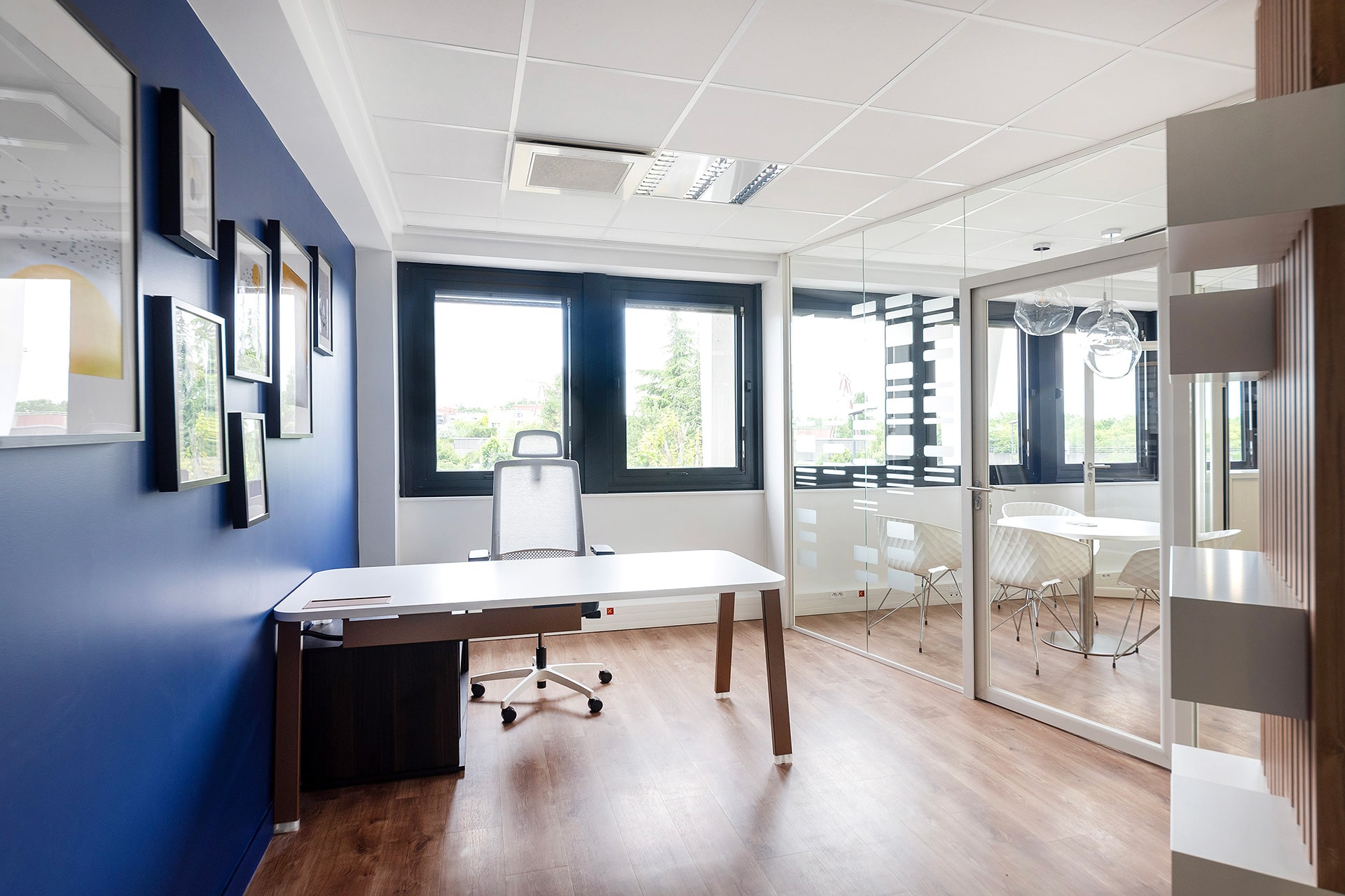 découvrez comment un architecte spécialisé en bureaux peut optimiser votre espace de travail pour allier fonctionnalité, confort et esthétique.