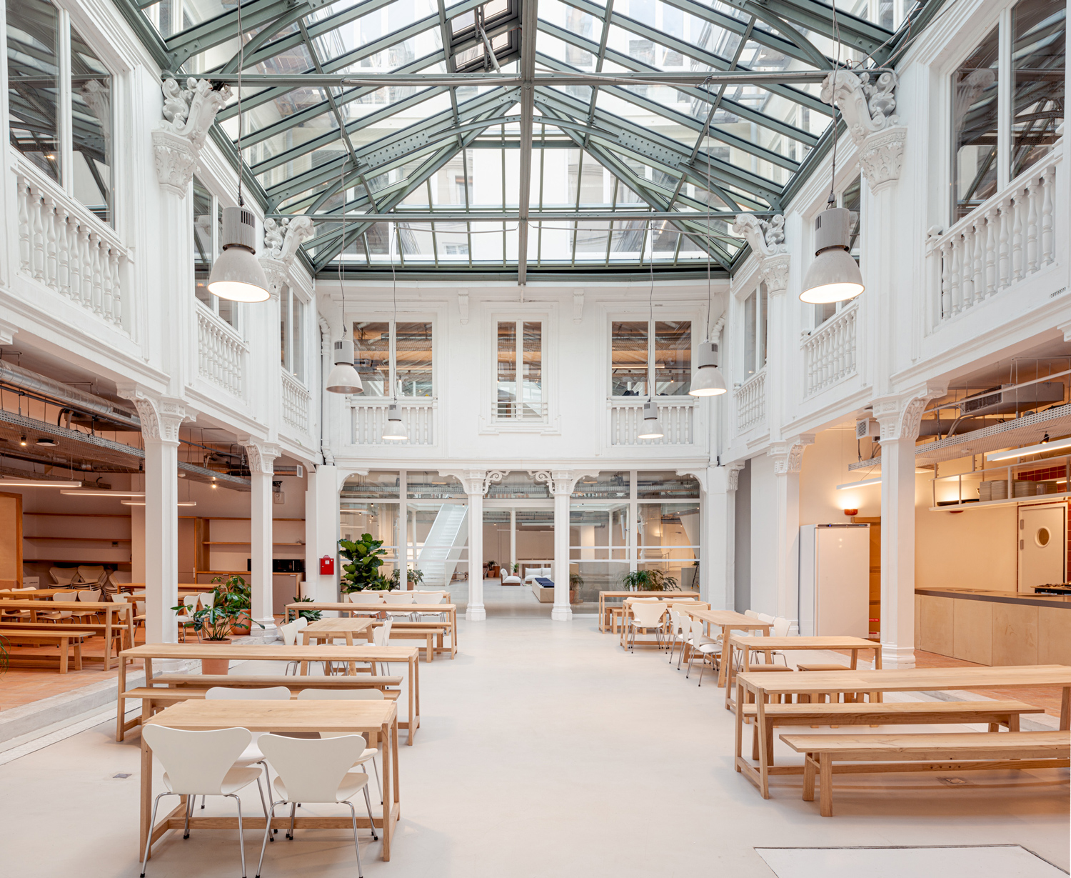 découvrez notre expertise en architecture de bureaux à paris, alliant performance optimale et bien-être au travail pour un environnement professionnel innovant et agréable.