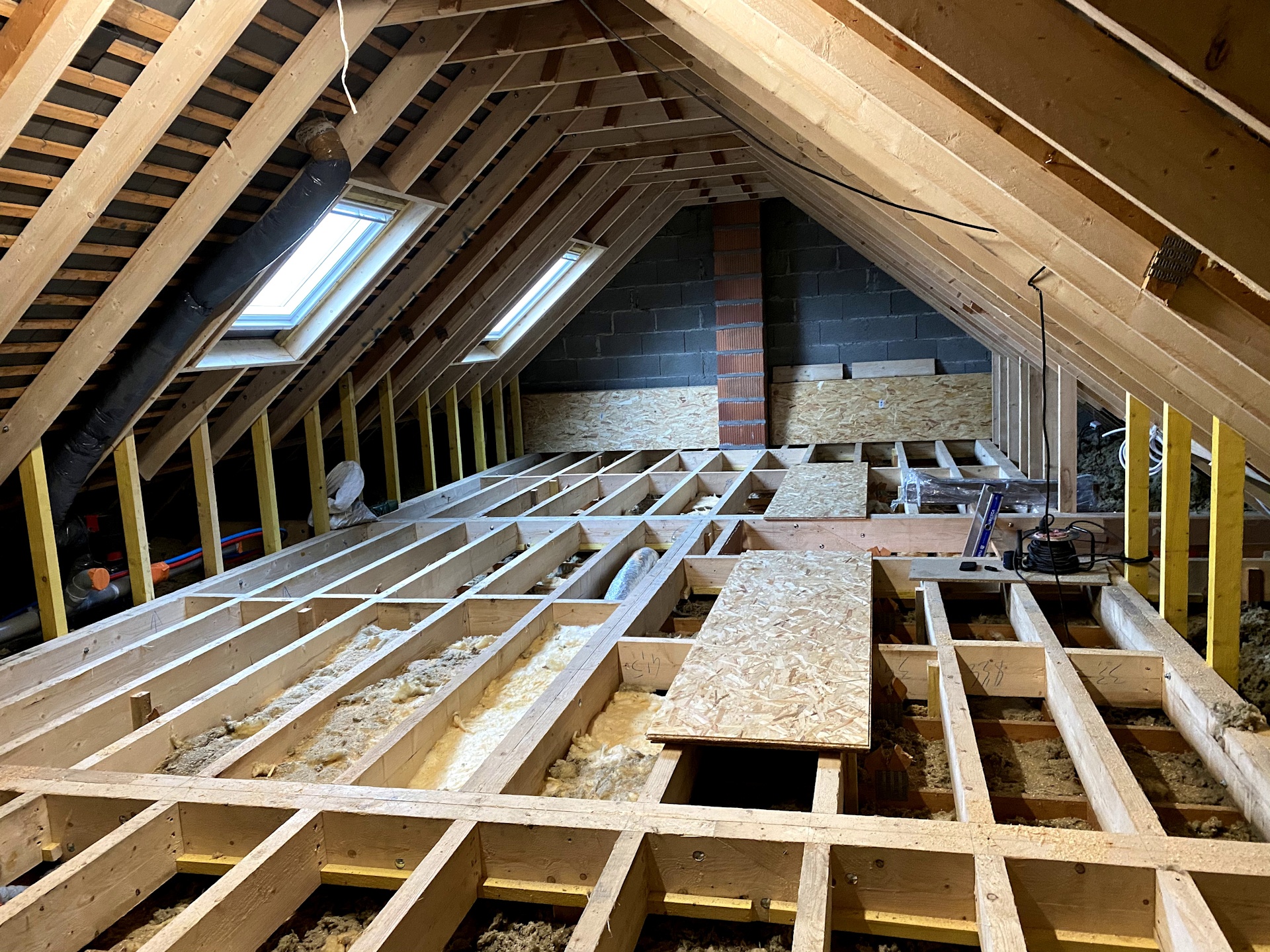 expert en aménagement de combles, notre artisan transforme vos espaces inutilisés en pièces fonctionnelles et esthétiques sur-mesure.