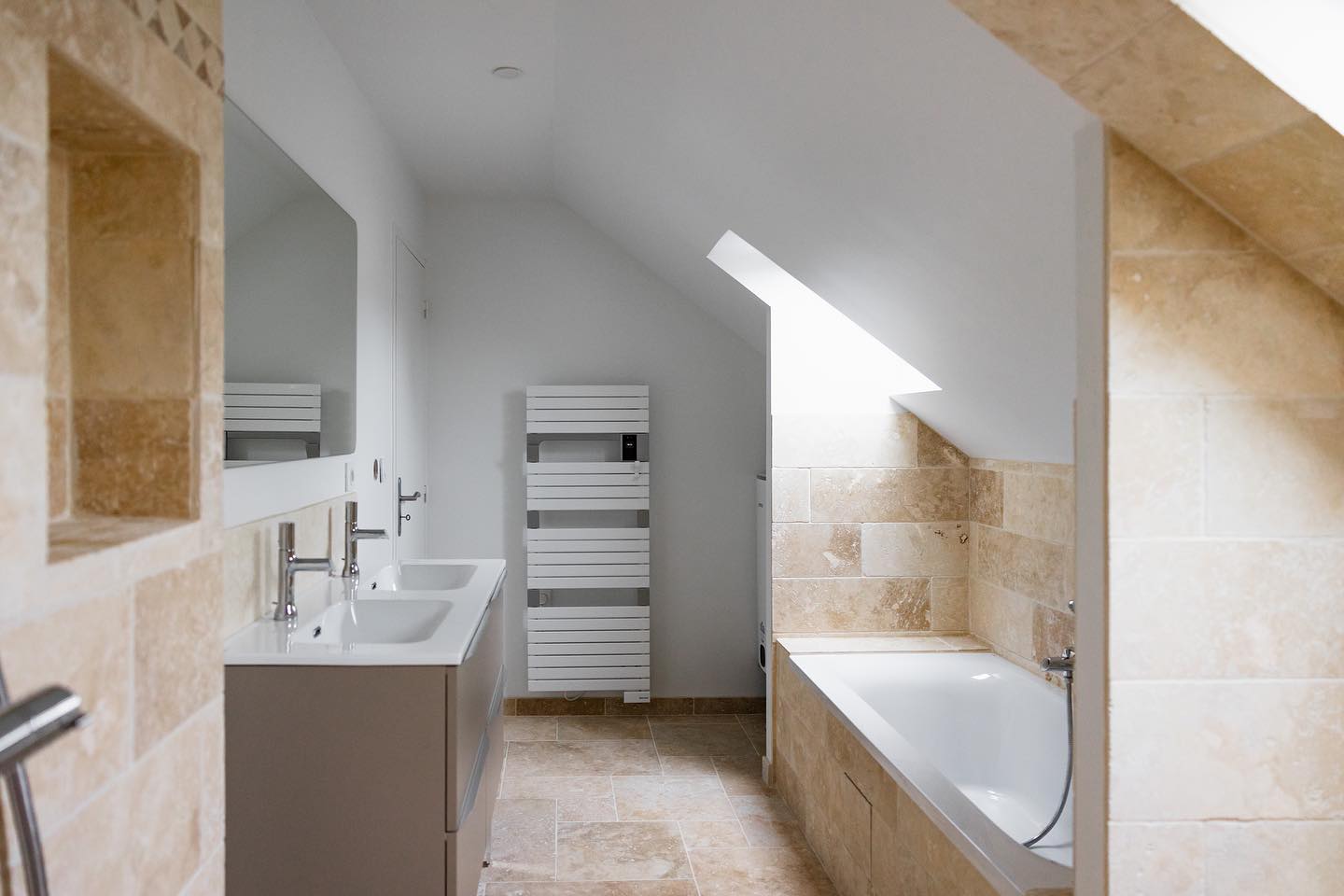 artisan spécialisé en rénovation de salle de bain, offrant des services de qualité pour transformer votre espace avec élégance et fonctionnalité.