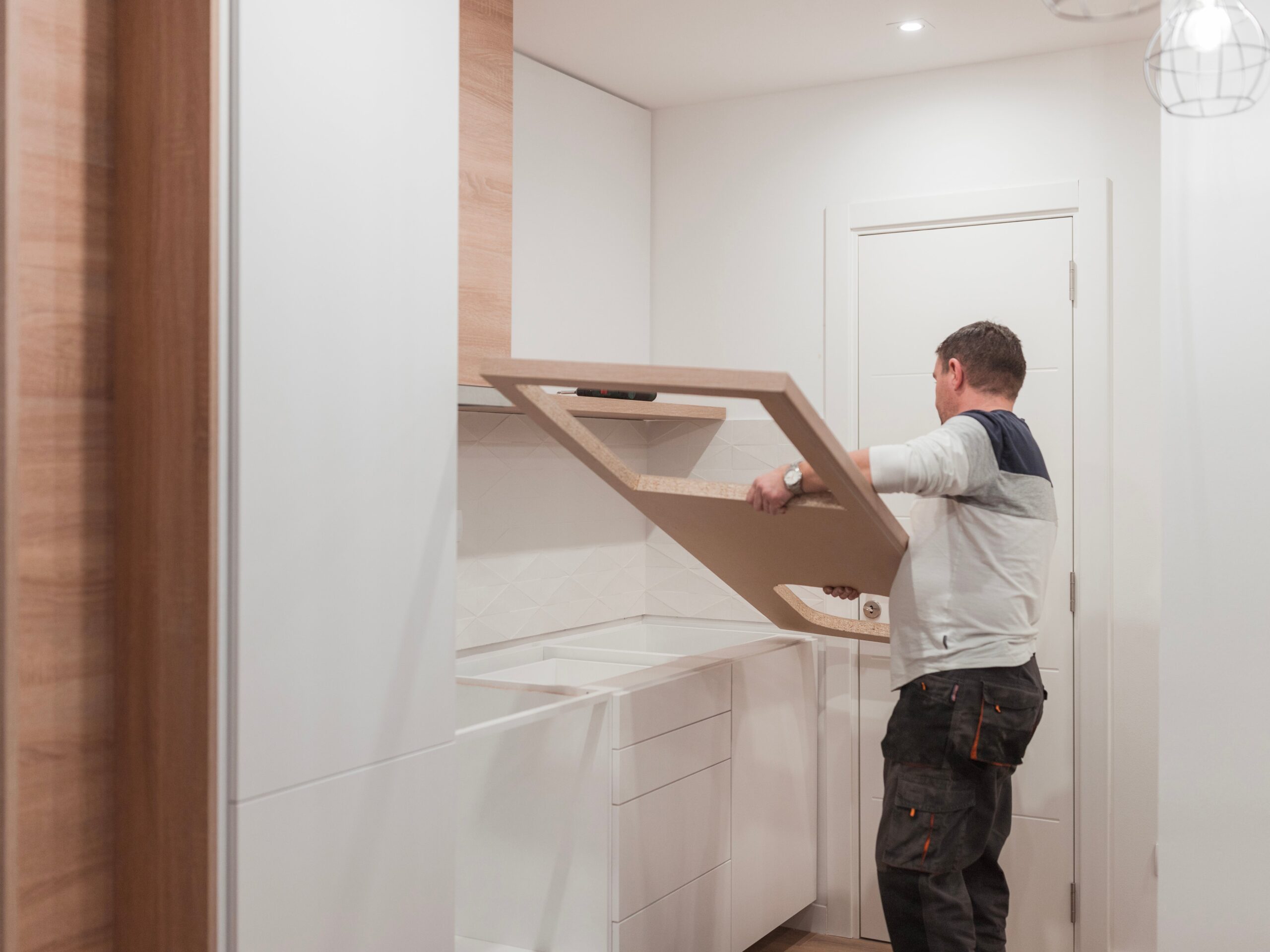 découvrez comment choisir un artisan menuisier spécialisé en cuisine pour réaliser des aménagements sur mesure, alliant qualité, fonctionnalité et esthétisme.