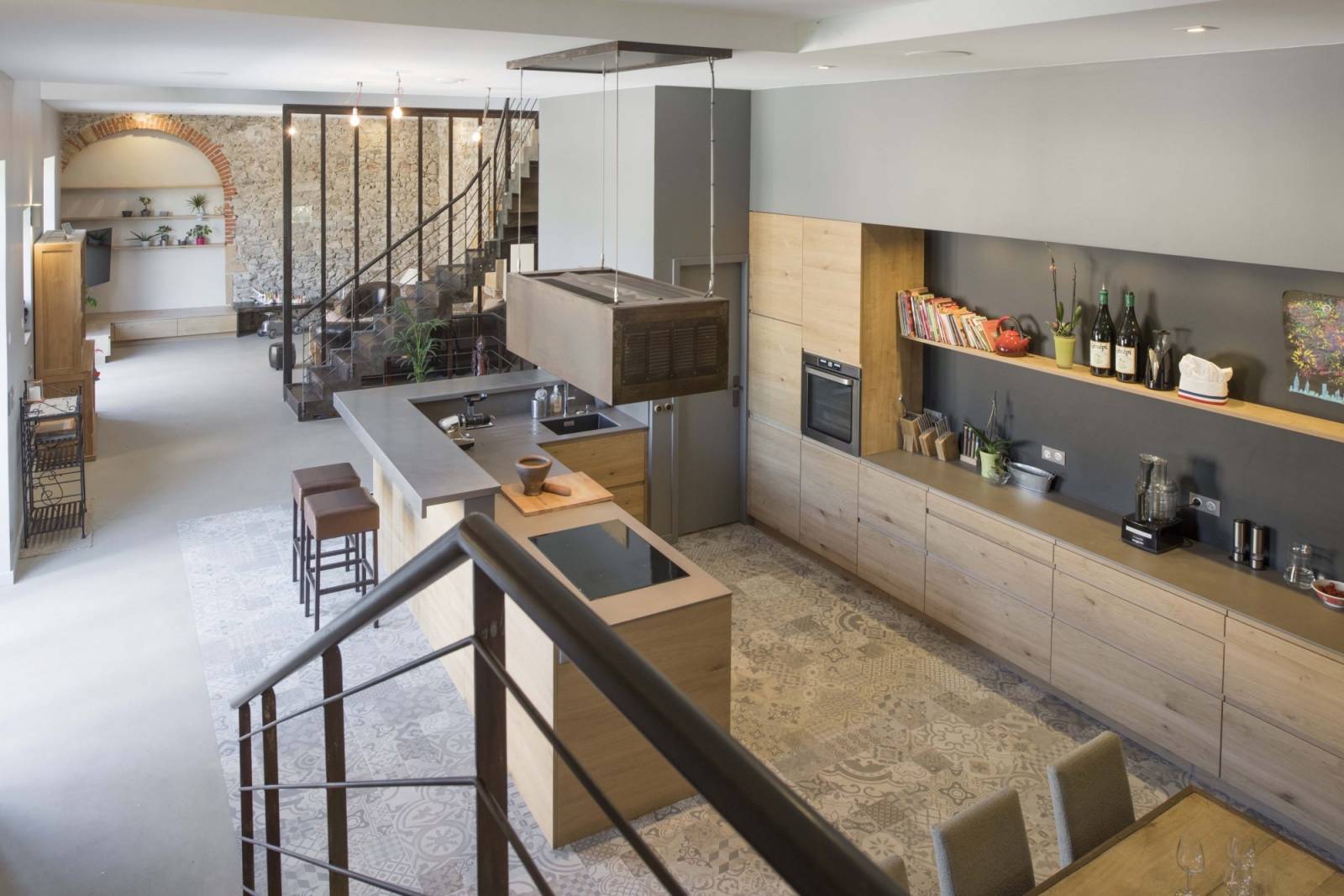 découvrez comment choisir un artisan menuisier spécialisé en cuisine pour réaliser des aménagements sur mesure de qualité, alliant fonctionnalité et esthétique.