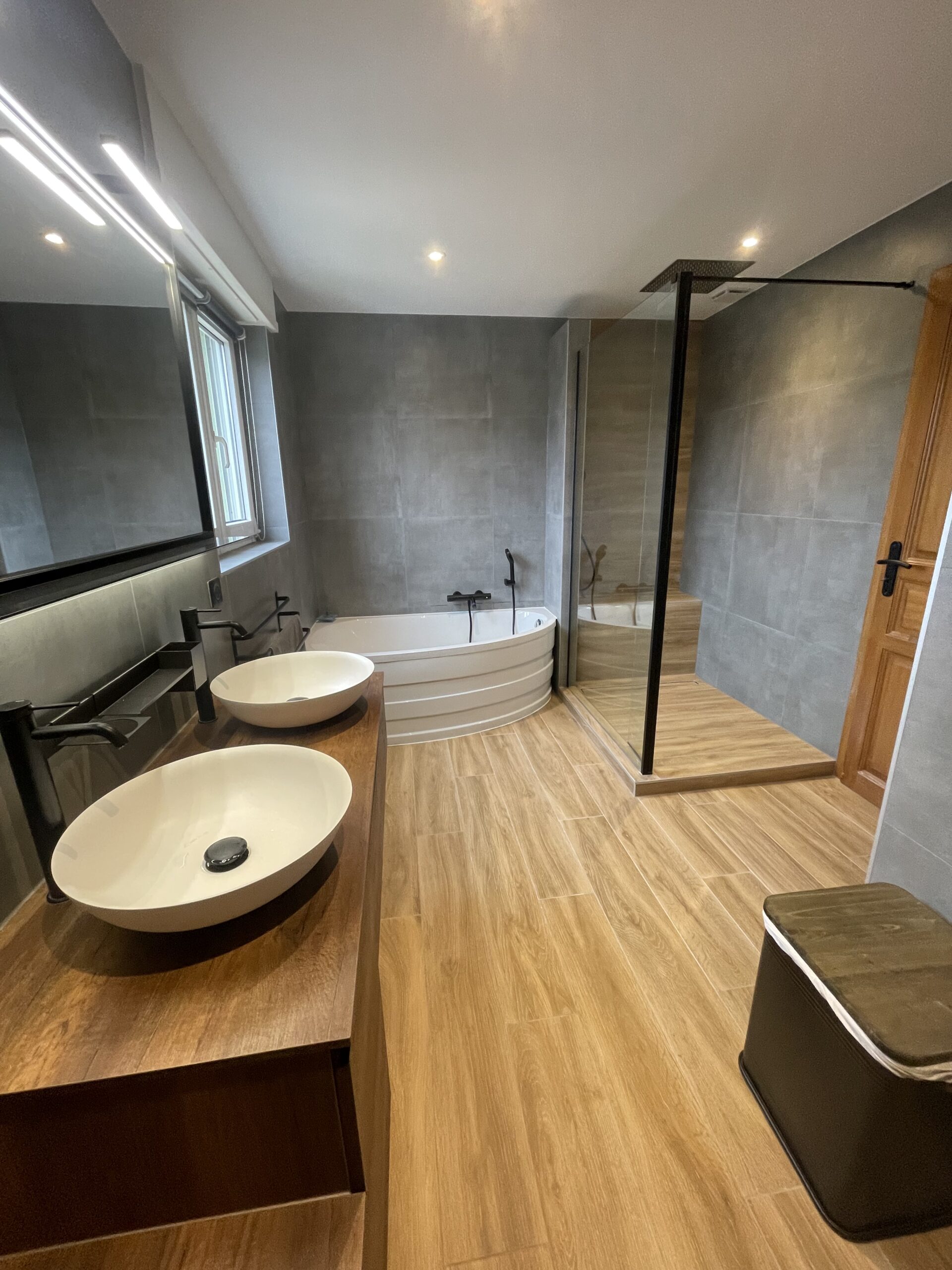 découvrez comment choisir le bon entrepreneur pour la rénovation de votre salle de bain, avec des conseils pratiques pour garantir un travail de qualité et éviter les mauvaises surprises.