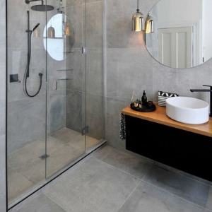 découvrez comment choisir le revêtement de sol idéal pour votre salle de bains alliant esthétique, confort et résistance à l'humidité.