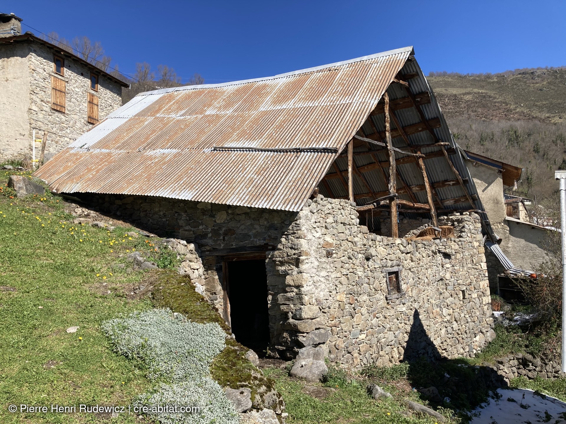 découvrez comment construire une grange solide et fonctionnelle, avec des conseils pratiques et des étapes détaillées pour réussir votre projet de construction.