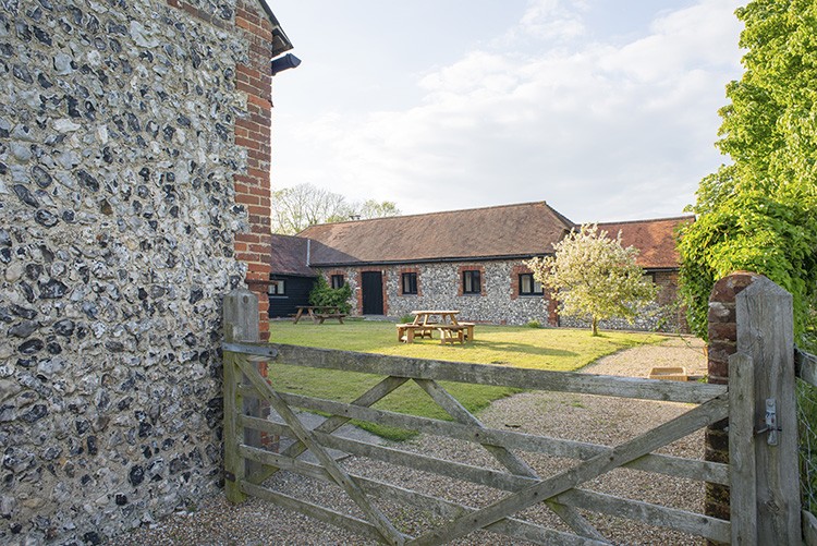 découvrez comment construire une grange solide et fonctionnelle avec nos conseils pratiques et astuces pour réussir votre projet de construction.