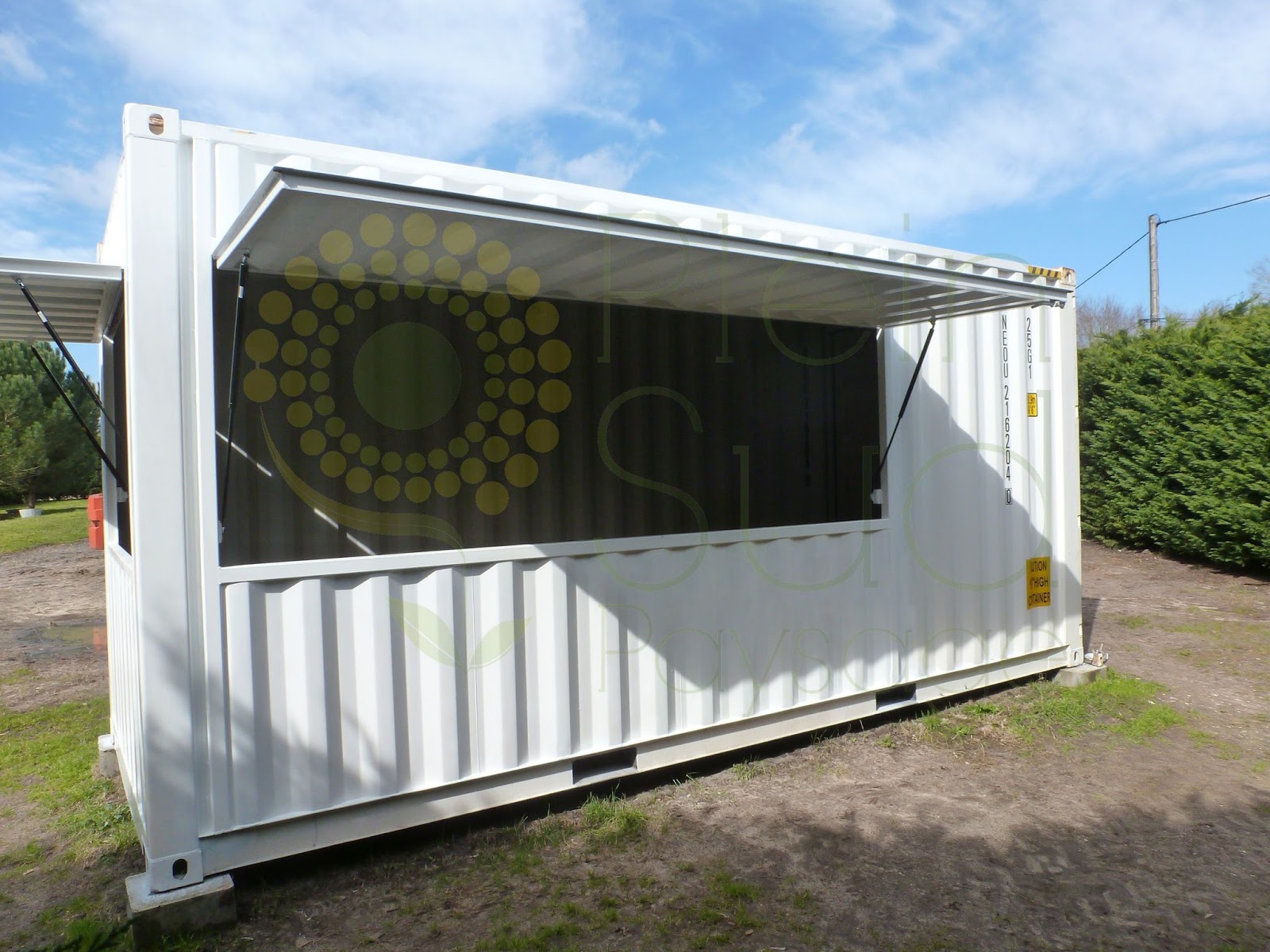 découvrez nos conteneurs modifiés, des solutions personnalisées et adaptées à vos besoins spécifiques pour le stockage, l'aménagement ou le transport.