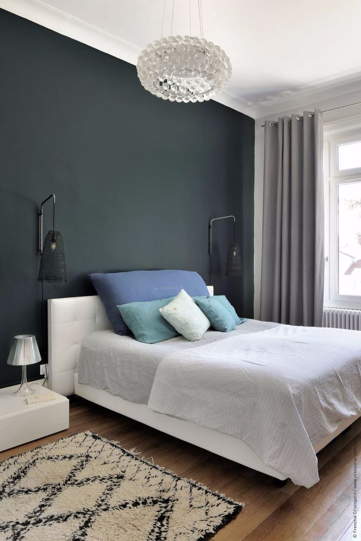 découvrez comment choisir la couleur parfaite pour votre chambre afin de créer une ambiance chaleureuse et relaxante.