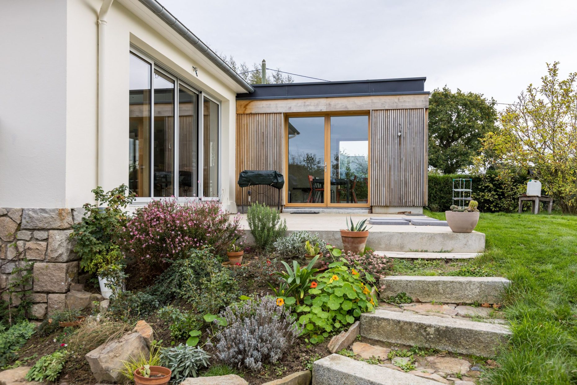 découvrez le coût d'un agrandissement de terrasse, les facteurs qui l'influencent et des conseils pour estimer votre budget.