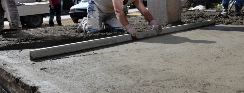 découvrez le coût d'une dalle béton : astuces, prix moyens et facteurs influençant le budget pour vos travaux de construction.