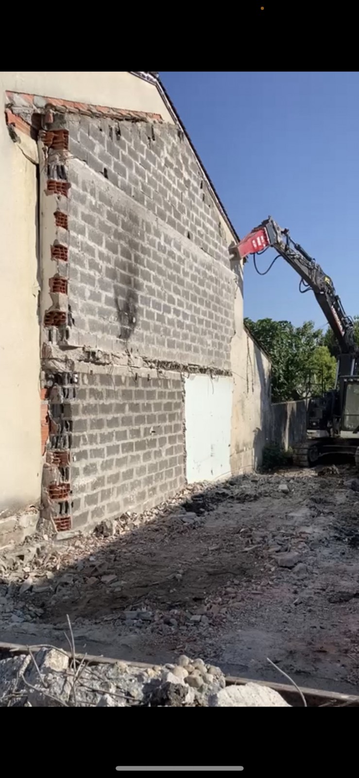 découvrez le coût de démolition d'une maison mitoyenne, les facteurs influençant le prix et comment bien préparer votre projet pour un déménagement sécurisé et efficace.